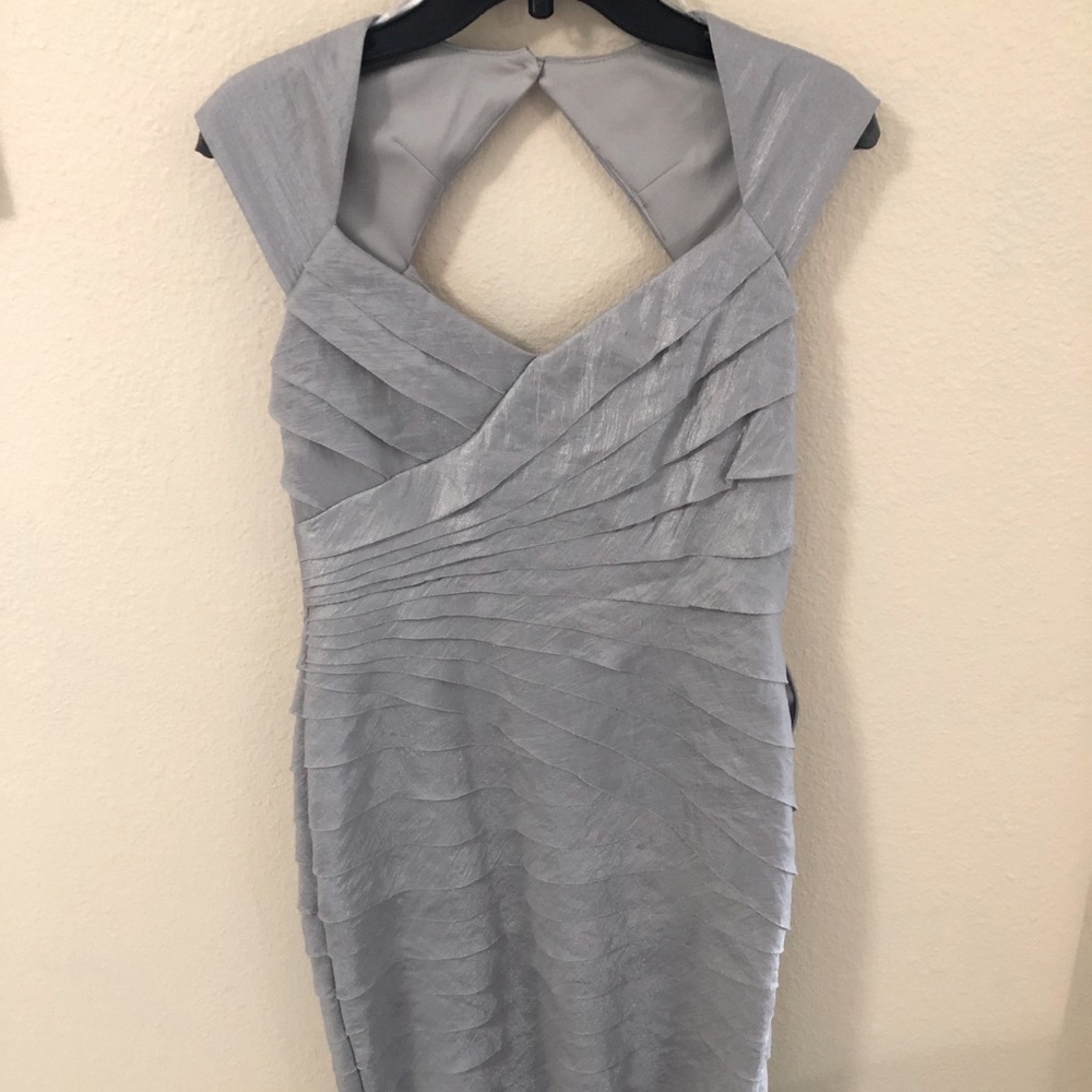 London Times Knee length keyhole back dress